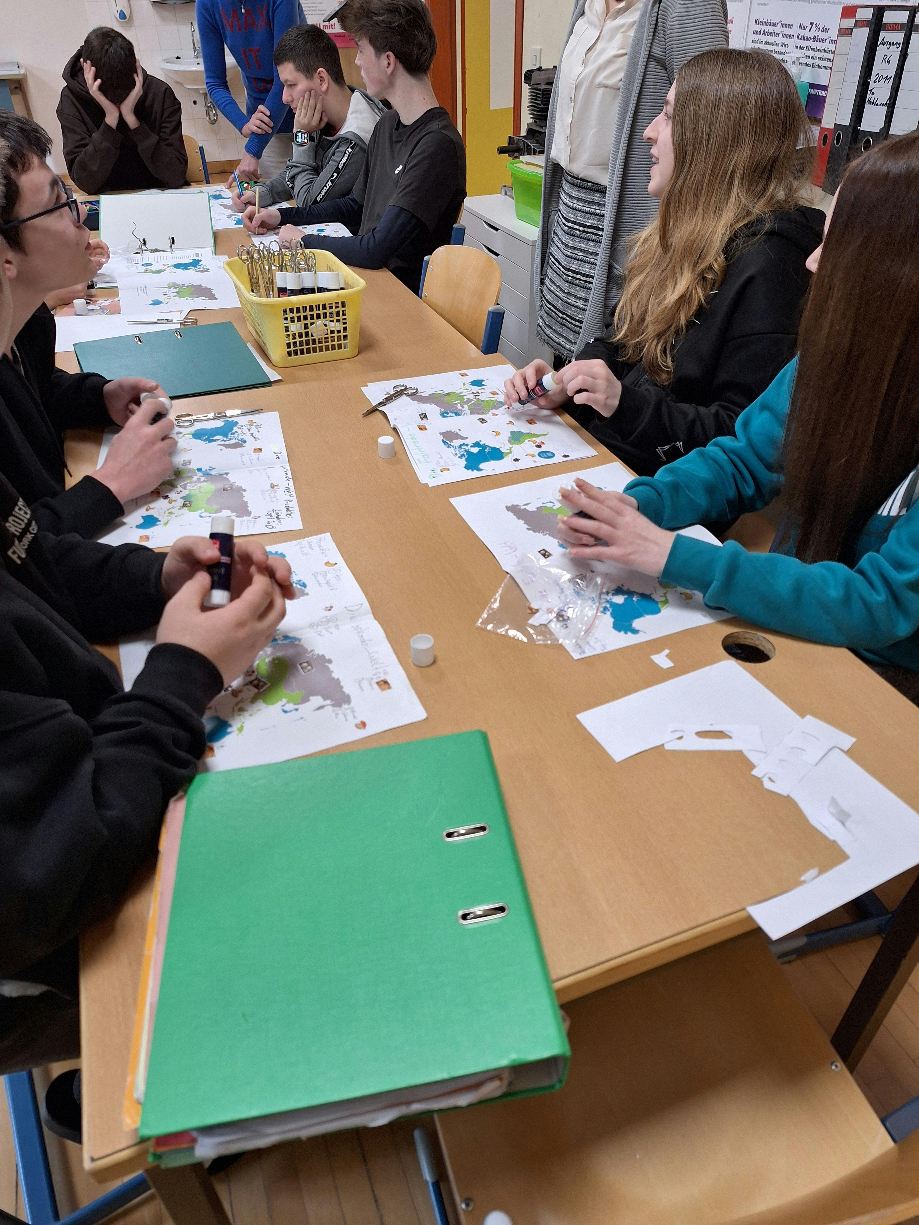 Die Schülerinnen und Schüler erarbeiten und gestalten gemeinsam eine Karte mit den beliebtesten Fairtrade-Produkten in Österreich und deren Herkunftsländer.