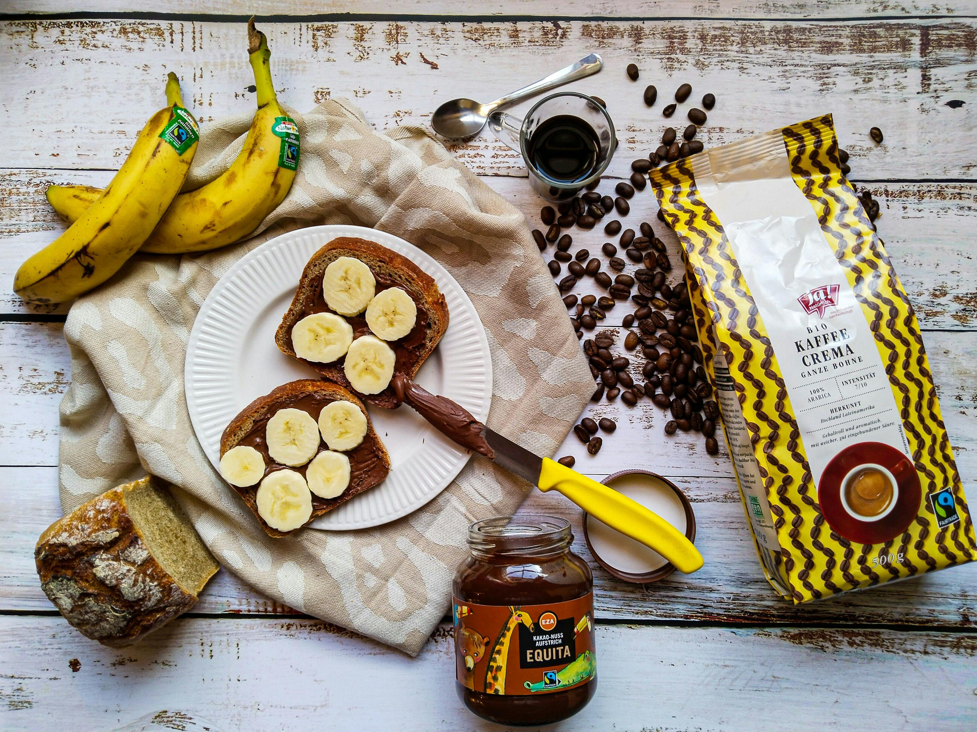 Guten Morgen im Fairbruary 2024! Als Frühstücks-Liebhaberin dürfen bei mir für einen gelungenen Start in den Tag vollmundiger Fairtrade-Kaffee sowie Fairtrade-Bananen und die Eza-Schokocreme als Brotbelag nicht fehlen! 