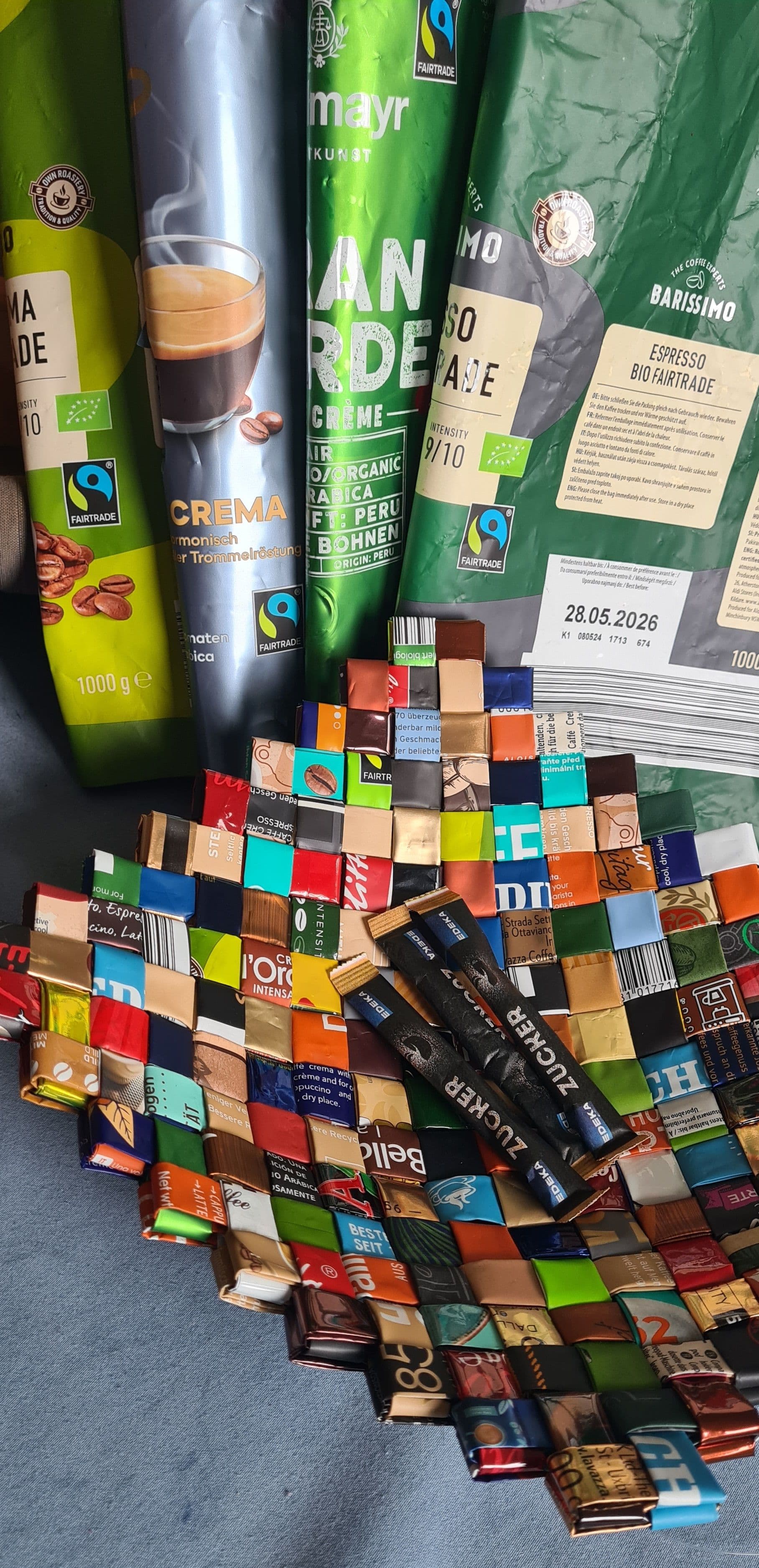 Kaffee, Kaffee, Kaffee – und selbst die leeren Kaffeetüten bekommen ein zweites Leben: als stilvolle Schale für die Kaffeetafel. ☕