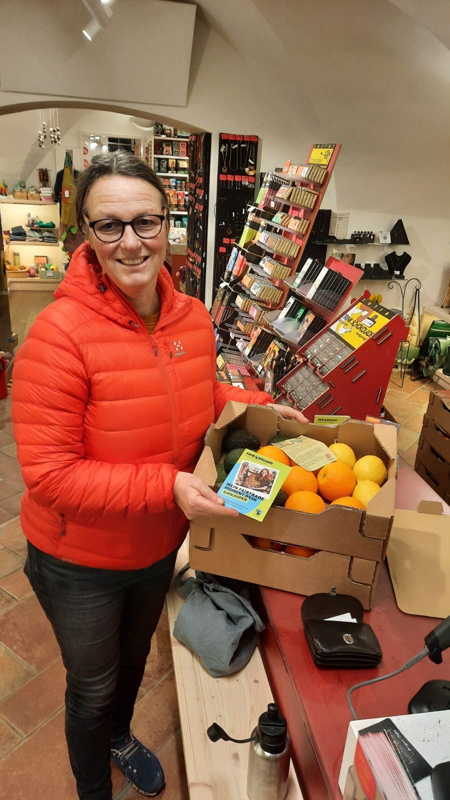 Umweltgemeinderätin Mag. Judith Riegler - Fairtrade Obst und Gemüse im Weltladen in der Fairtrade Gemeinde  Waidhofen/Ybbs. 