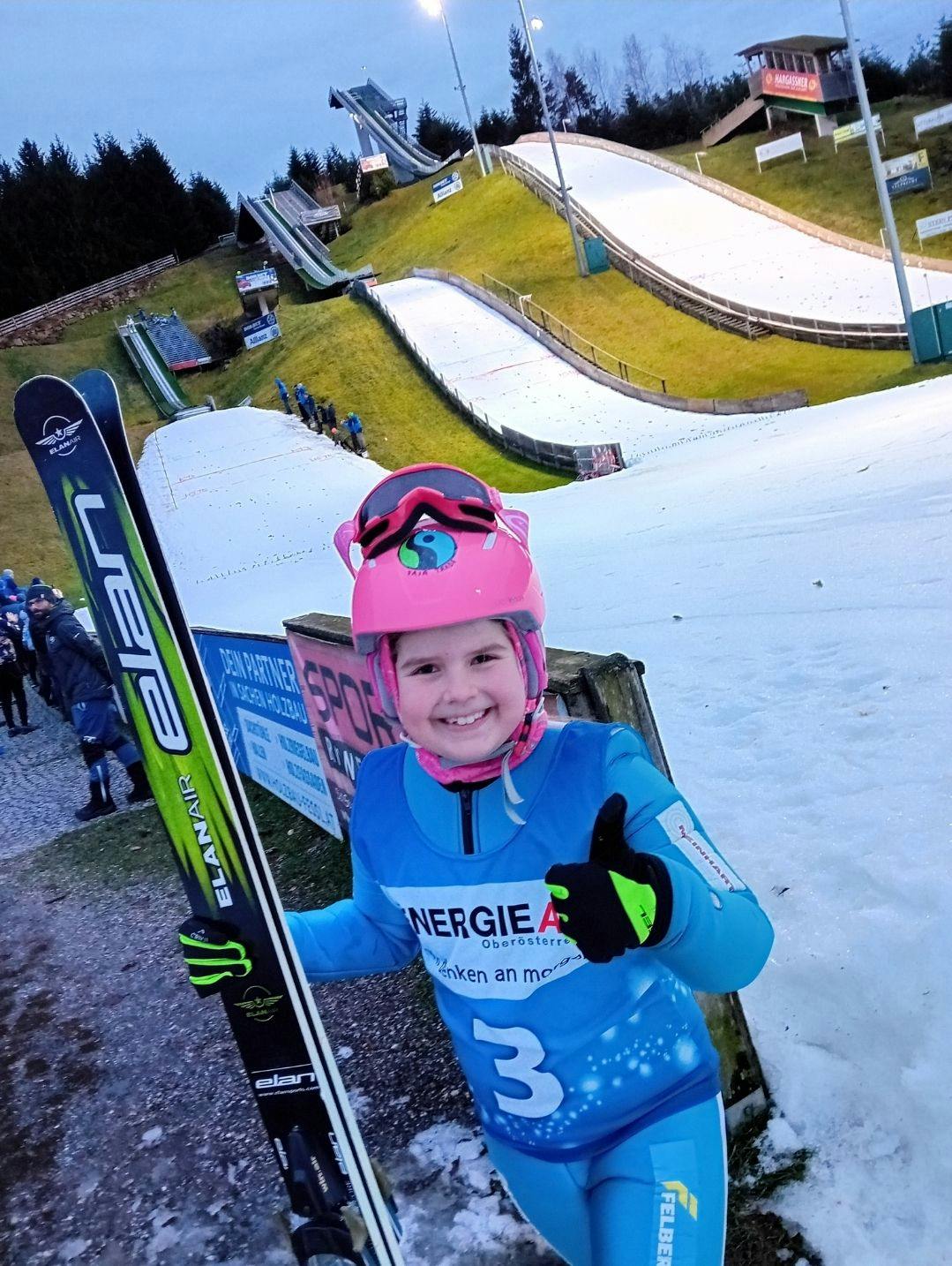 Zu Hause bedeutet für Nina "Heimschanze" auf der sie im Februar mit ihrem Fairtrade Helm fair beim Landescup im Skisprung und Nordische Kombination Rang 6 als bestes Mädchen erreichte. Fair kommt man eben weit heisst daher Ihr Titel